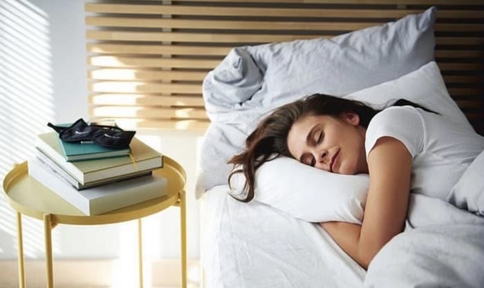 Turn in có thể dùng với nghĩa đi ngủ để kết thúc một ngày dài học tập/làm việc