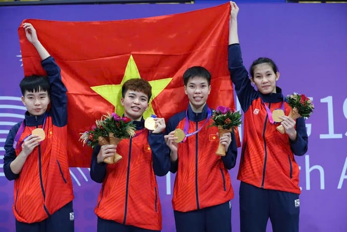 Turn in có thể hiểu với nghĩa là Tạo ra hay Đạt được thành tích nào đó trong kinh doanh, thể thao,...