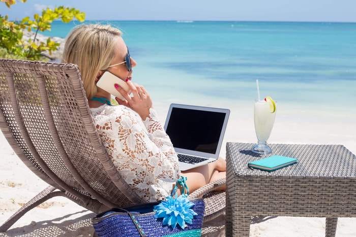 Work on khi đi kèm một địa điểm thể hiện ai đó chọn làm việc ở một không gian mở