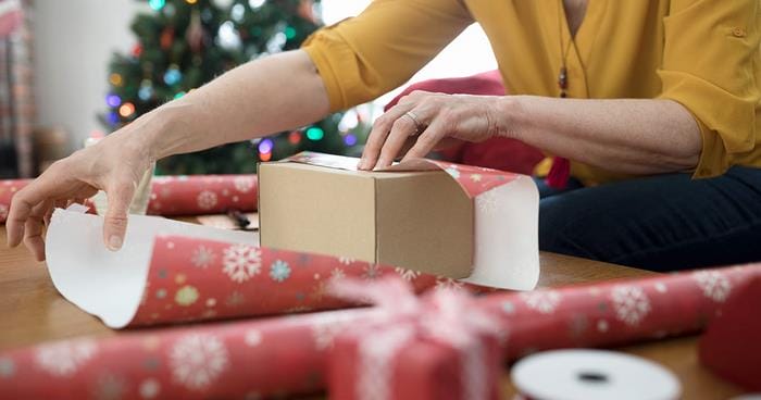 Wrap up là một cụm động từ chỉ hành động bọc một vật bằng vật liệu bao phủ