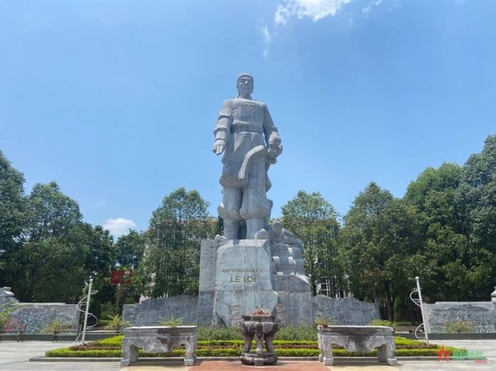 Tượng đài Lê Lợi – Người lãnh đạo cuộc khởi nghĩa Lam Sơn chống quân Minh và đặt nền móng cho triều đại Lê Sơ