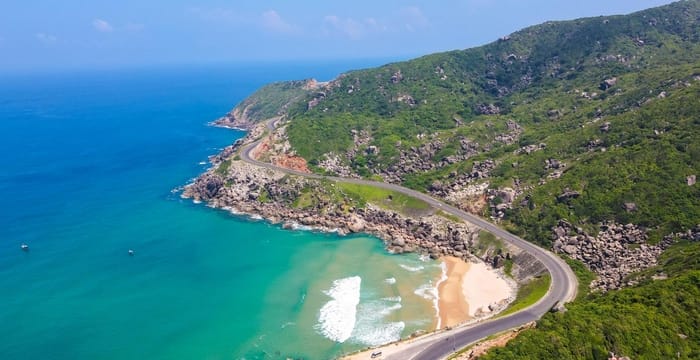 Biển Đông có bờ biển dài, nhiều bãi biển đẹp, rất phù hợp để phát triển ngành du lịch Việt Nam