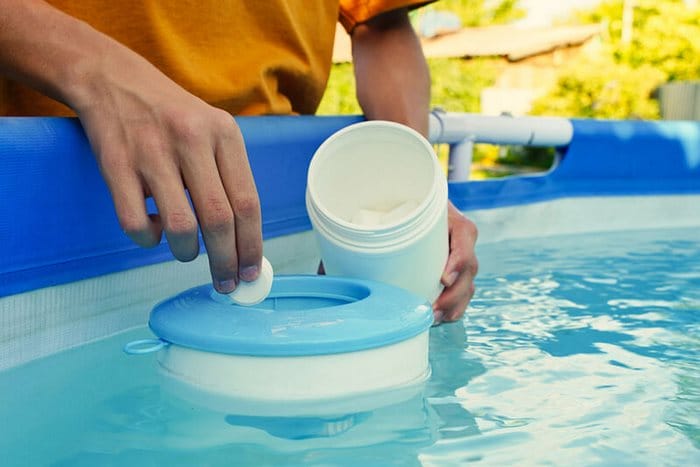 Cần khử trùng nước bể bơi định kỳ để làm sạch nước, bảo vệ bể và sức khỏe người bơi