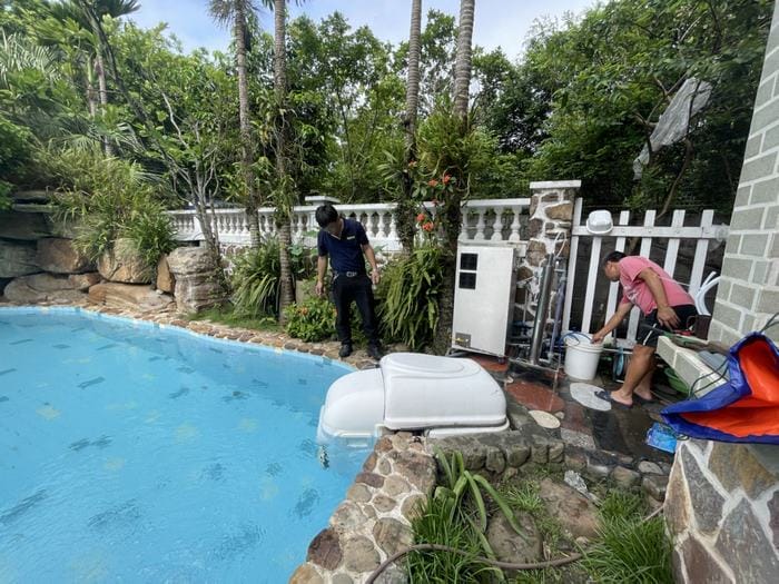 Một phương pháp khác thường dufg để khử trùng nước bể bơi là dùng máy khử Ozone