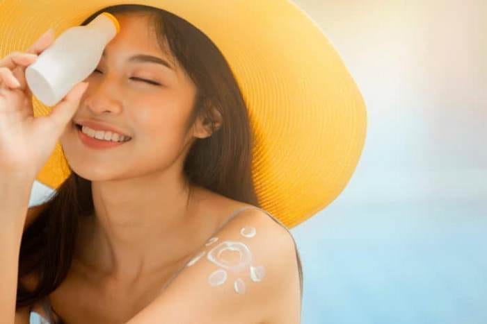 Luôn dùng kem chống nắng, đội mũ vành rộng,... để bảo vệ da và sức khỏe trước tác động của bức xạ mặt trời