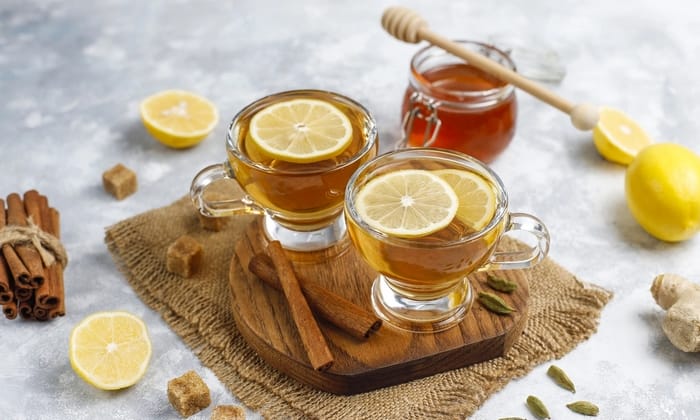 Nước chanh mật ong ấm là gợi ý thức uống hiệu quả để cải thiện tâm trạng, giảm stress