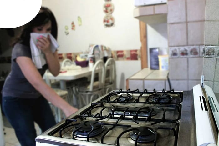 Khi phát hiện bếp gas ở nhà dùng có dấu hiệu rò rỉ khí, hãy kiểm tra và xử lý gấp để đảm bảo an toàn khi nấu ăn