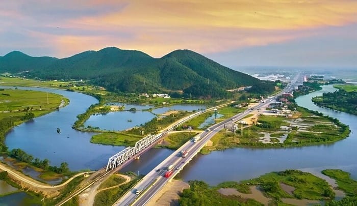 Hệ thống sông ngòi miền Bắc Việt Nam đa dạng, có nhiều ảnh hưởng đến địa hình, khí hậu khu vực