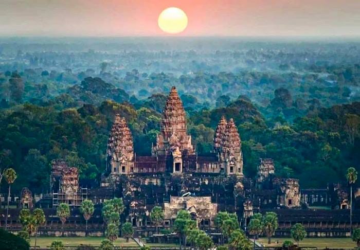 Angkor Wat rộng khoảng 200 ha, bao quanh bởi hào nước, kiến trúc chia thành ba tầng